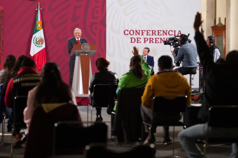 AMLO anuncia cambios en el gabinete, todos de mujeres; Tatiana Clouthier va a Economía