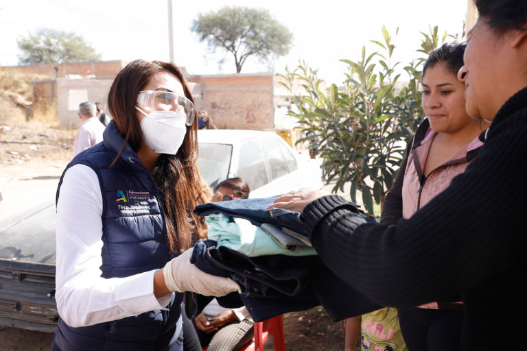Alcaldesa de Aguascalientes entregó prendas de vestir a familias de Cumbres III