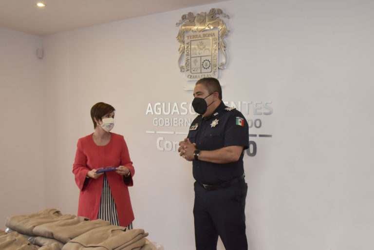Titular del DIF de Aguascalientes entrega lentes y sudaderas a personas privadas de su libertad