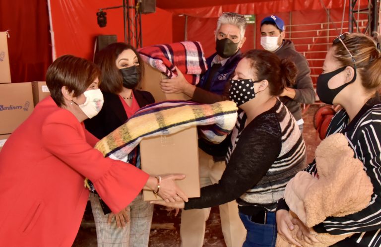 DIF Estatal entrega apoyos alimentarios a familias del Circo Hermanos Meza