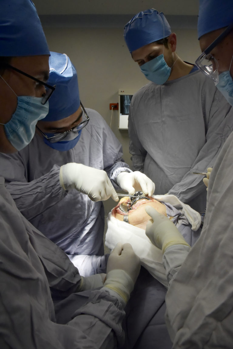 DIF Estatal apoyó para dos cirugías de prótesis de rodilla