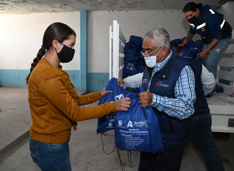 DIF Municipal en Aguascalientes entregó apoyos alimenticios a trabajadores de la música