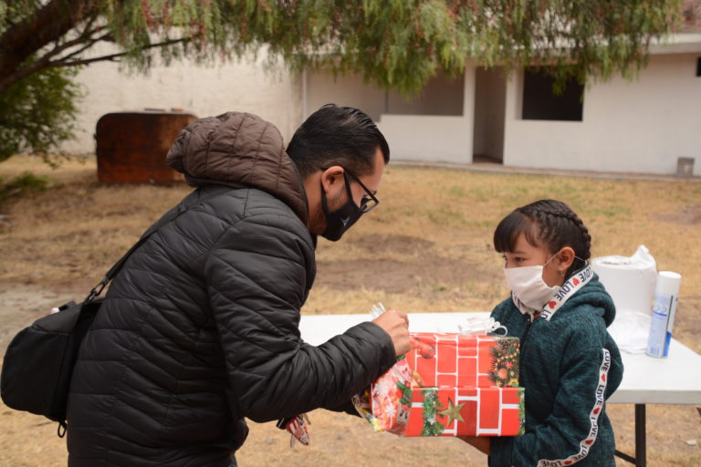 Personal administrativo y docente de la UPA apadrinaron a más de infantes con ropa y juguetes