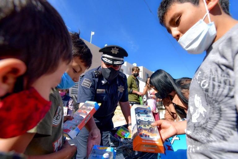 En Aguascalientes, policías municipales obsequiaron juguetes a niños del sur y oriente de la capital
