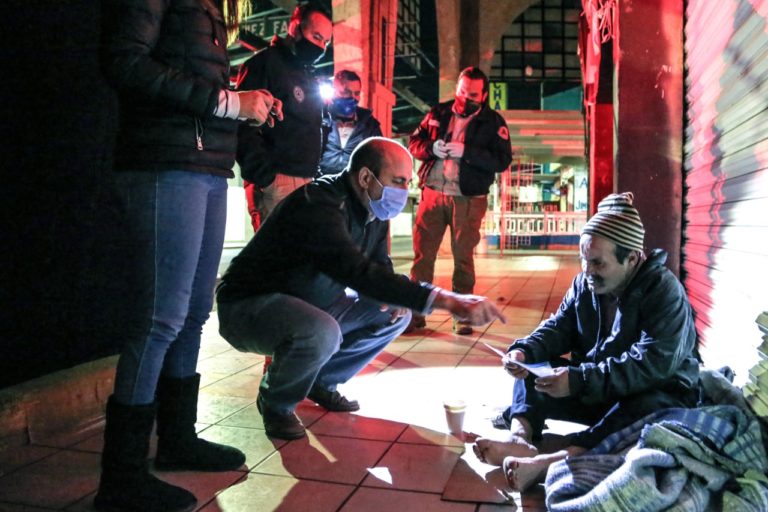 Recorre Protección Civil de Aguascalientes zonas vulnerables y entrega cobijas a personas en situación de calle