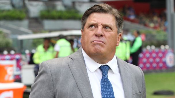 América cesa a Miguel Herrera por sus ‘actitudes dentro de la cancha’