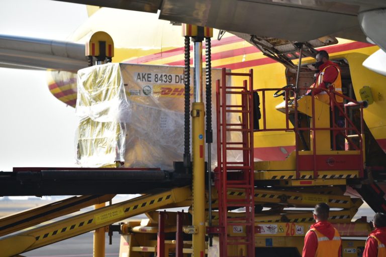 Llega primer lote de vacunas de Pfizer a México