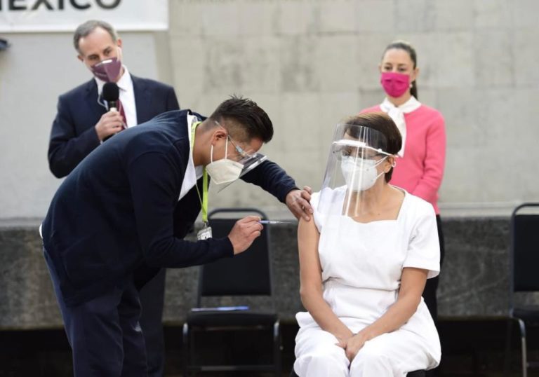 Primera vacuna fue aplicada en el brazo equivocado, según manual del propio gobierno