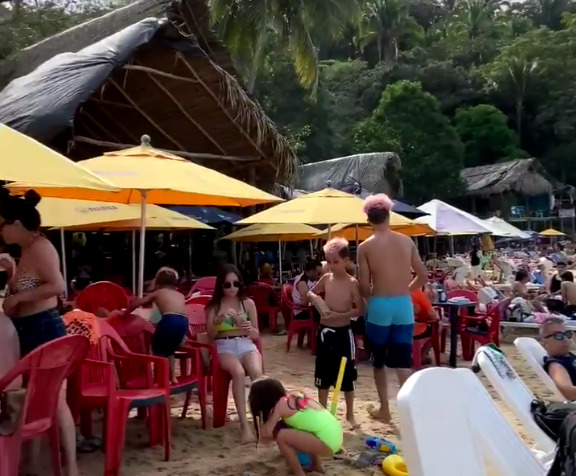 Circula vídeo de Puerto Vallarta en pandemia diciembre 2020: sin tapabocas y sin distancia