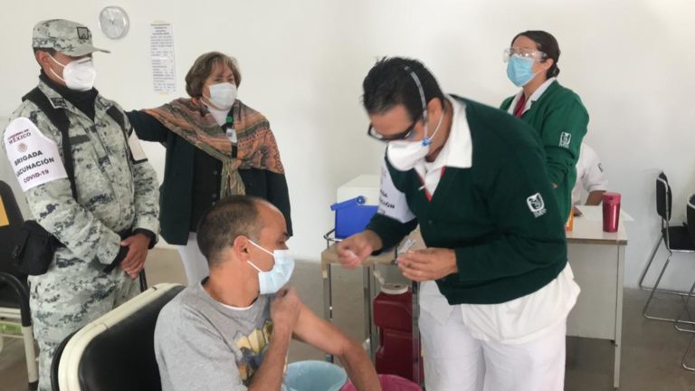 Inició vacunación a personal de IMSS que atiende covid-19 en Aguascalientes