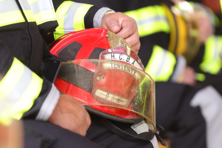 Policías y bomberos deberían ser considerados como grupo prioritario en vacunación