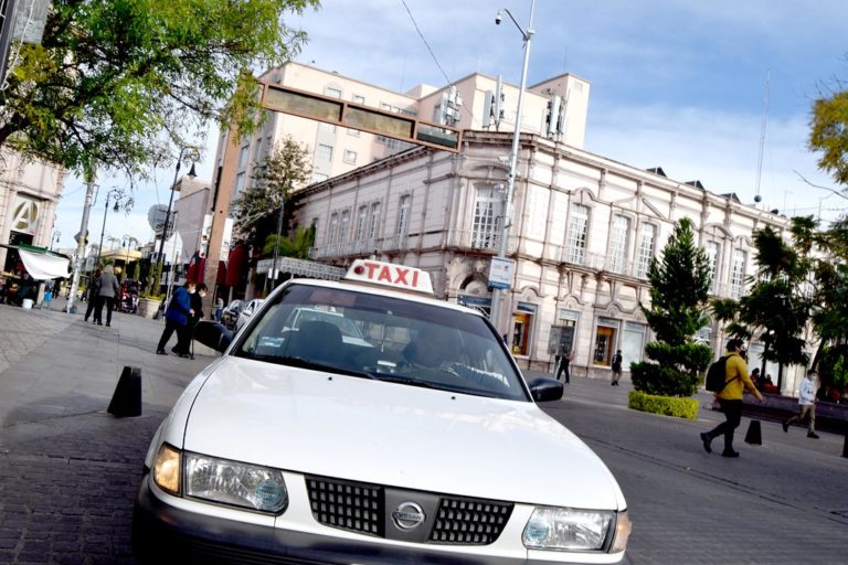 Ganancias para taxistas de Aguascalientes se mantienen bajas, estiman un 40% menos