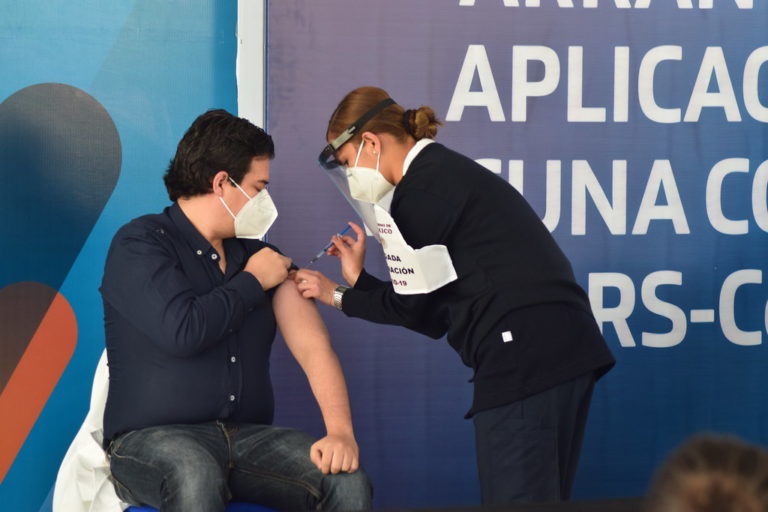 Pide gobernador de Aguascalientes que la población confíe en la vacuna