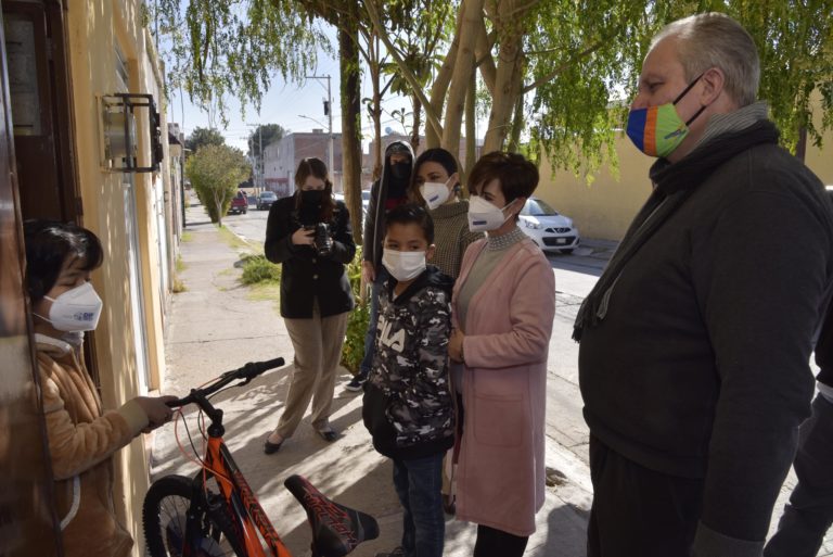 DIF Estatal y Sedeso en Aguascalientes entregan 6 bicicletas y 2 tabletas    