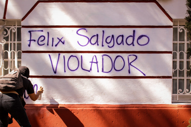 Mujeres protestan en la sede nacional de Morena para exigir el retiro de la candidatura de Félix Salgado