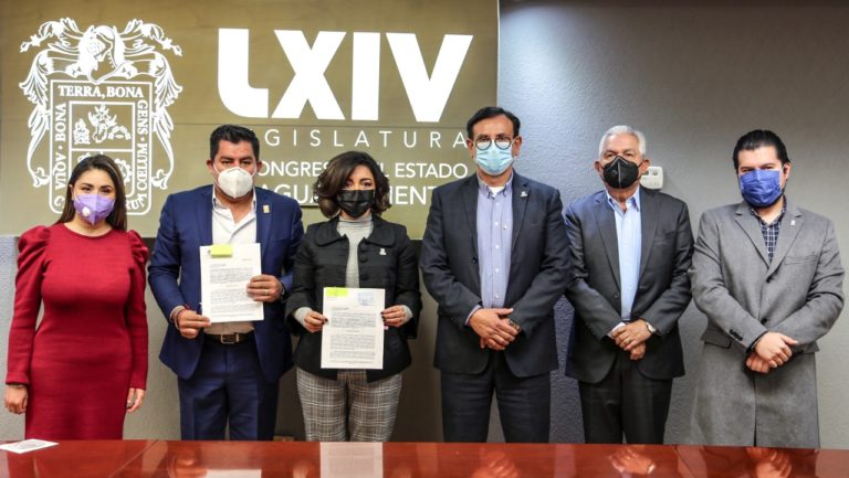 Entrega Gobierno de Aguascalientes iniciativa para crear la Secretaría de la Familia