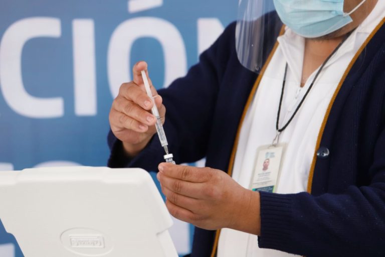 Aplican las primeras vacunas contra covid-19 a personal de salud en Aguascalientes