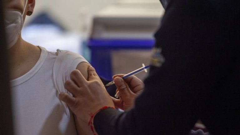 Cuanto más tiempo se tarde en vacunar a la población, más probable el surgimiento de variantes de covid-19