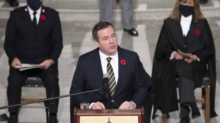 Despiden en Canadá a funcionarios que tomaron vacaciones pese a la pandemia