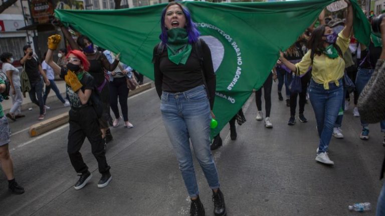 Consulta sobre el aborto debe ser impulsada por las mujeres: López Obrador