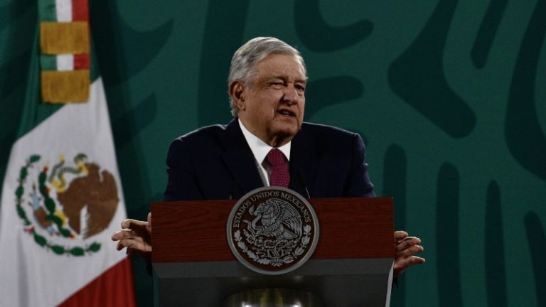 AMLO valora aplicarse vacuna en privado…para que adversarios no vean la cara que pone