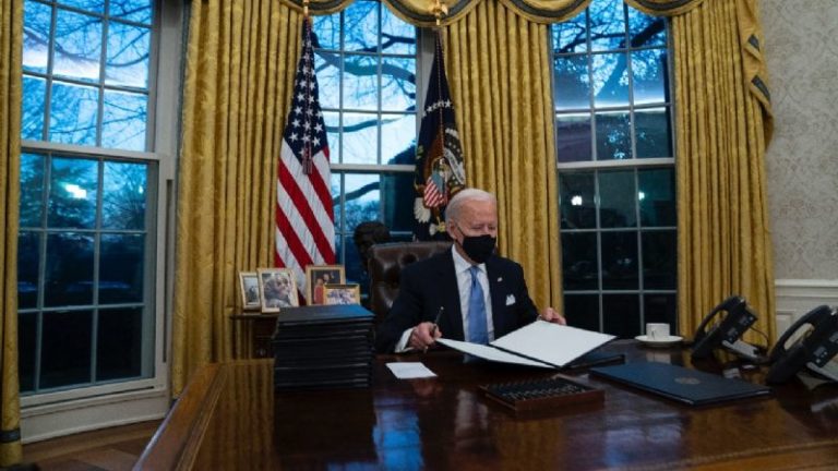 Juez federal designado por Trump bloquea orden de Biden sobre deportaciones