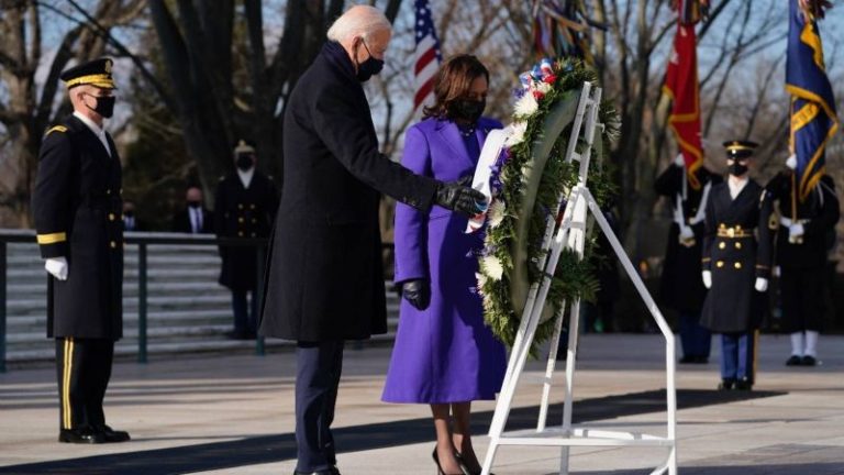 Biden llama al Pentágono a involucrarse en el combate al covid-19