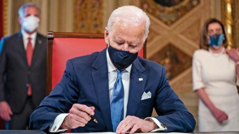 Primeras medidas de Biden: Curar las heridas que dejó Trump