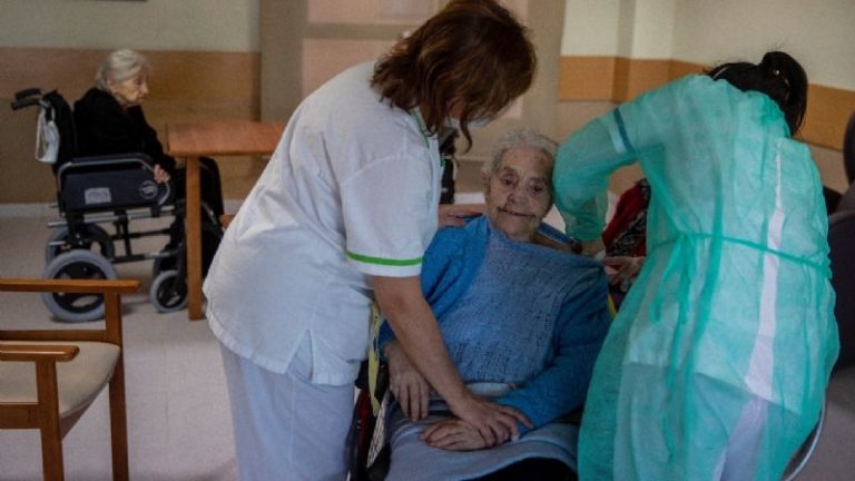 Fallece por covid-19 hombre que había recibido las dos dosis de la vacuna