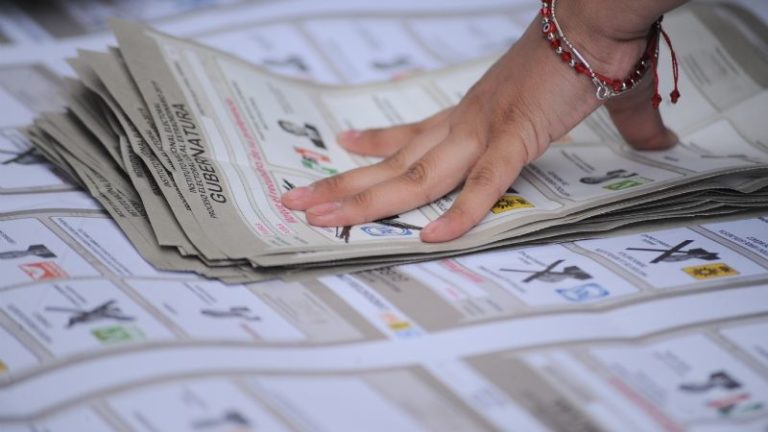 Partidos ofrecen estatizar bancos, más organismos autónomos y hasta “canasta básica digital”