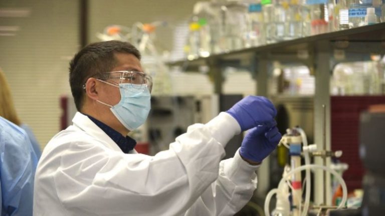 Vacuna de Novovax tuvo una eficacia de 89.3% en fase 3