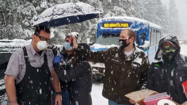 Vacunan a automovilistas varados en la nieve para “salvar” dosis a punto de caducar