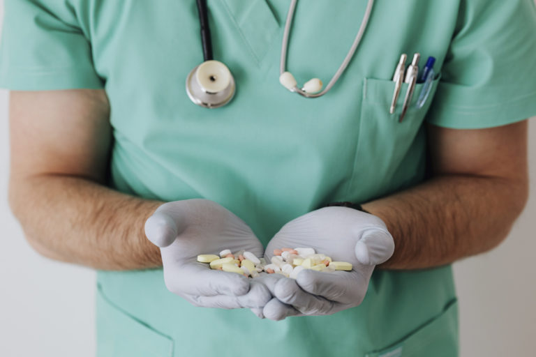 Persisten médicos “patito” en Aguascalientes, se ostentan con documentos apócrifos