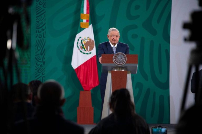 AMLO se lanza, otra vez, contra medios, abogados, la ASF y opositores que lo confrontan con feministas