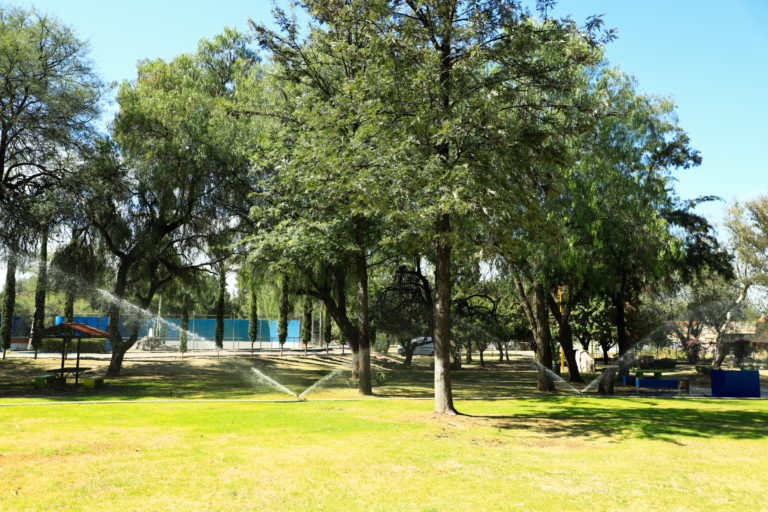 Municipio de Aguascalientes aprovecha agua tratada para riego de áreas verdes