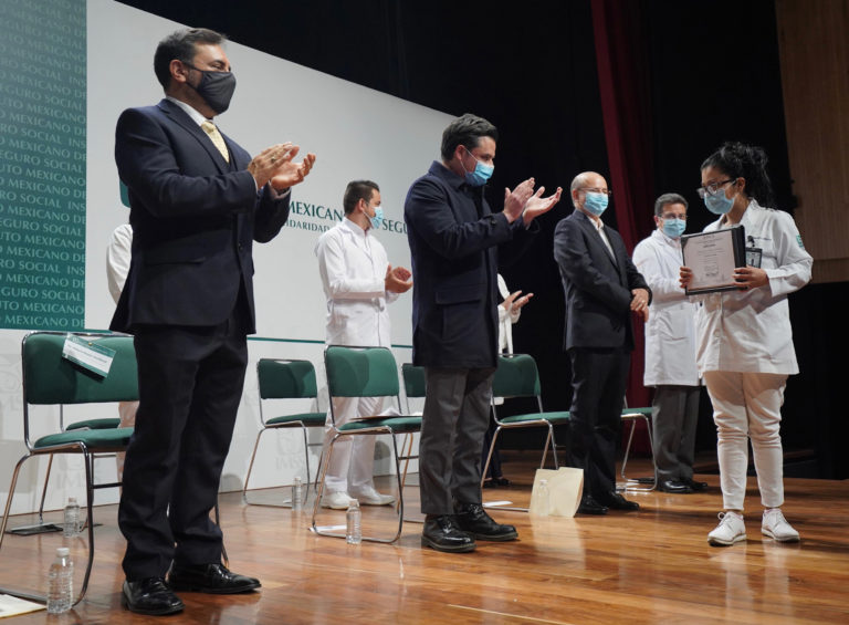 60% de los especialistas egresan de hospitales del IMSS