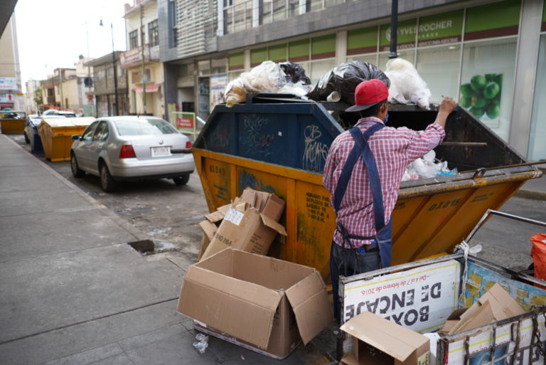 Jeringas, cubrebocas y material con sangre llegan a contenedores de Aguascalientes sin el menor cuidado