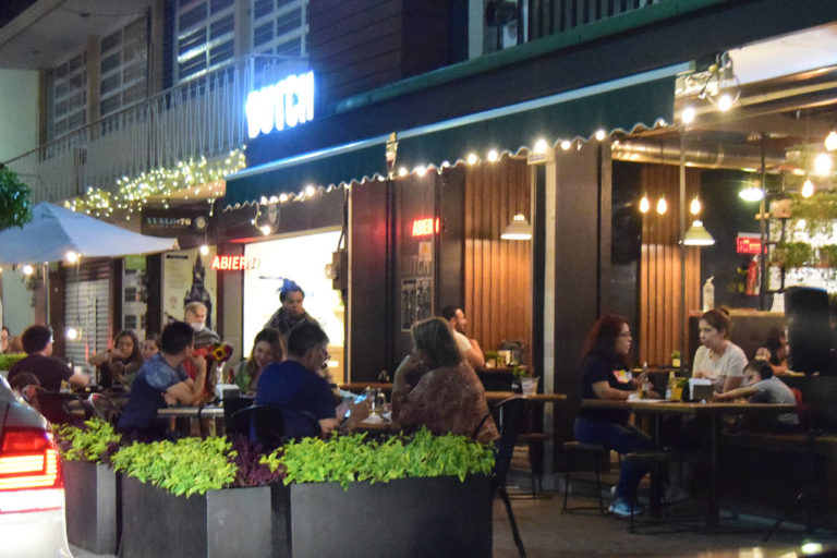 Regresan antiguas restricciones: antros, bares y cantinas podrán abrir hasta la media noche