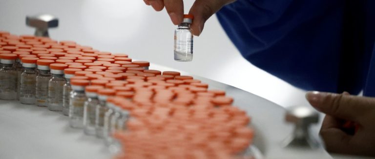 Países ricos acaparan mil millones de vacunas más de las que necesitan