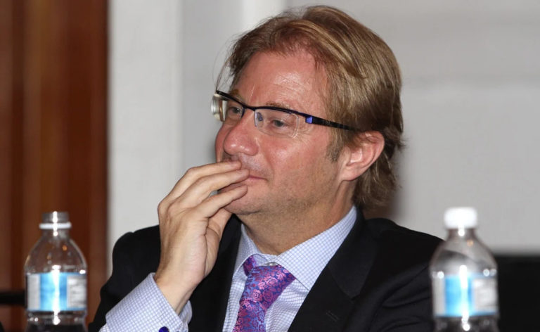 Andrés Roemer cierra su cuenta en Twitter y sigue sumando denuncias en su contra