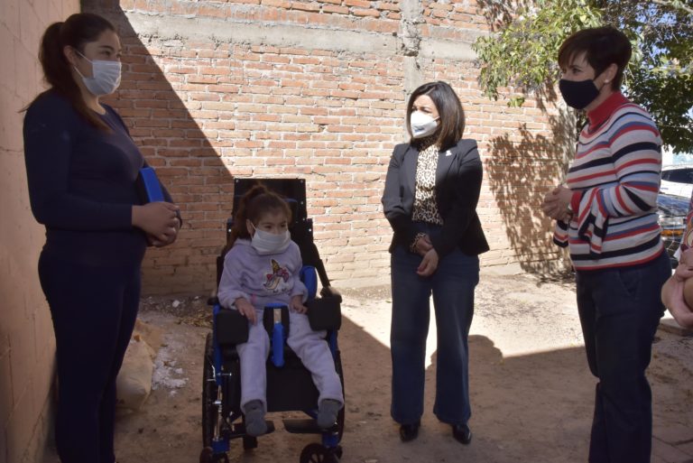 DIF Estatal entregó silla de ruedas en Aguascalientes