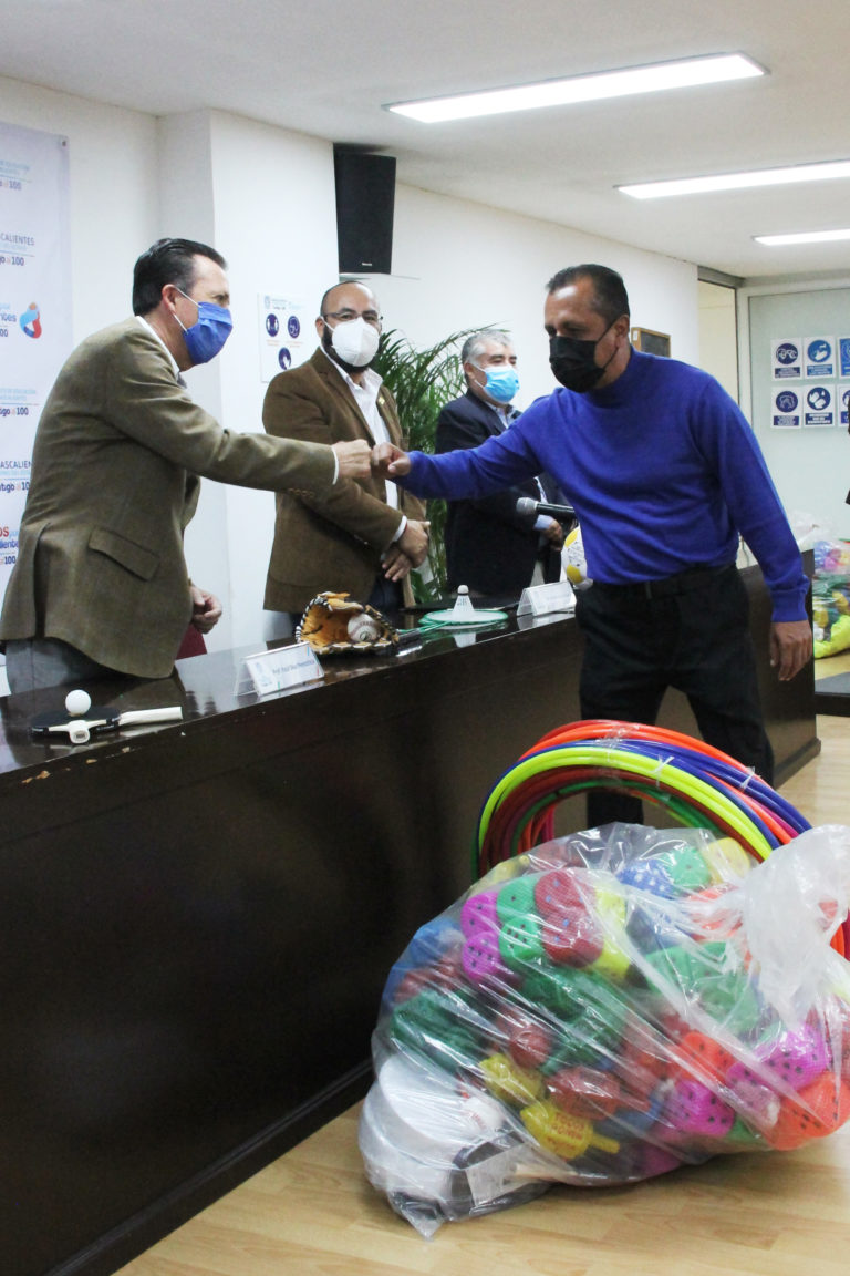 IEA entrega material deportivo a docentes de educación física en Aguascalientes