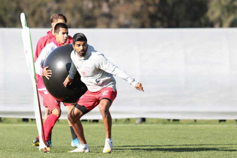 Rodrigo Aguirre, delantero de Club Necaxa presentó un desgarro en la pierna izquierda