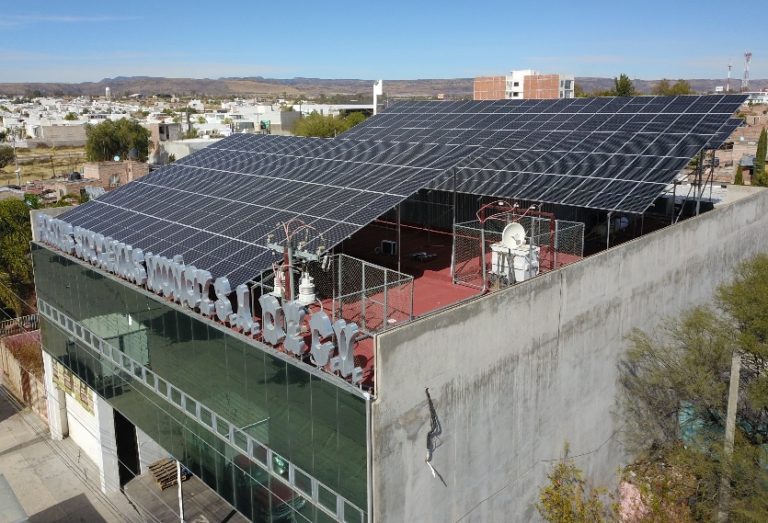 Energía producida a través de paneles solares por empresas será más cara