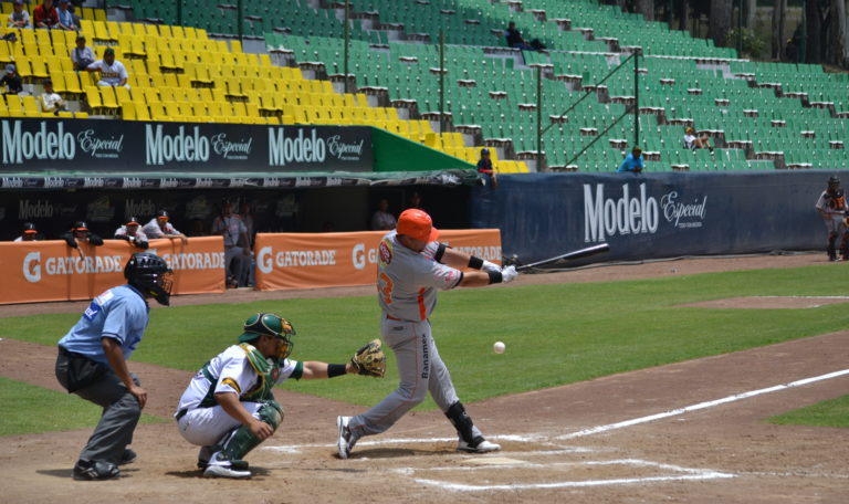 Ana Guevara da batazo a la selección de beisbol, los deja abandonados y sin dinero