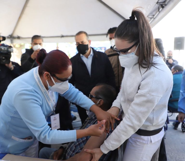 Comienza la vacunación contra covid-19 de adultos mayores mayores de Aguascalientes