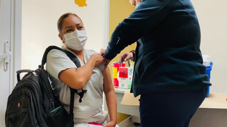 Avanza vacunación contra covid-19 en personal de salud y adultos mayores