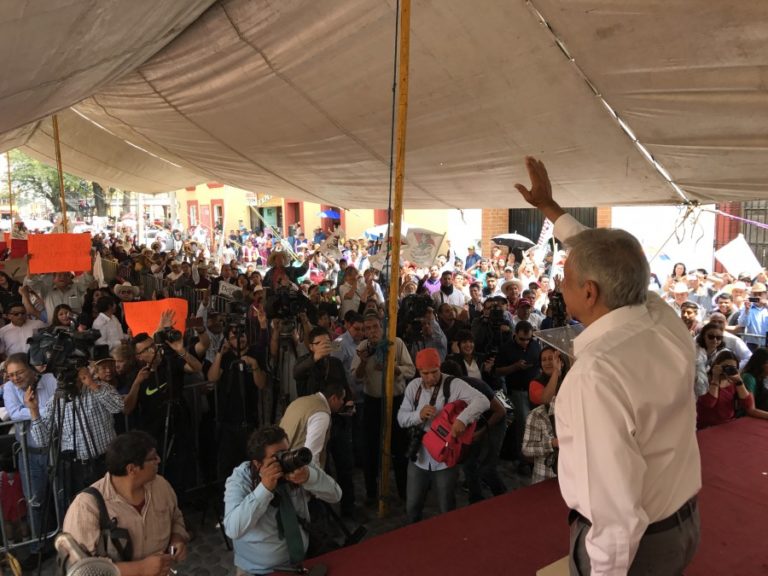 Exhiben aglomeraciones por visita de AMLO a Zinacatepec