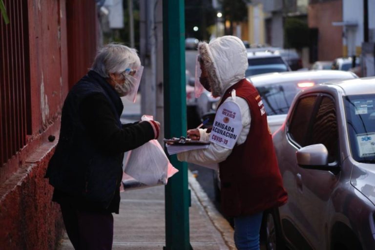 Mujer de 85 años aprovecha la vacunación para denunciar que es víctima de maltrato