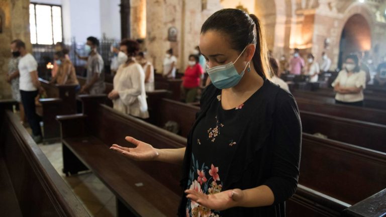 Morir por la fe: pese a no ser actividad esencial y estar en semaforo rojo, iglesias de Edomex reabren